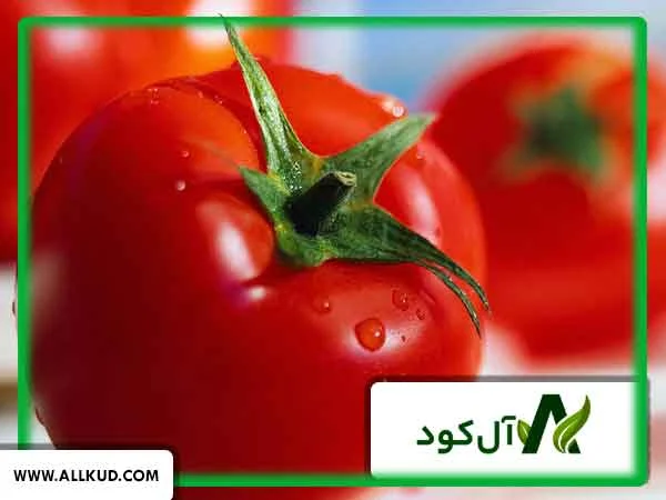 نمایی نزدیک از یک گوجه فرنگی قرمز و آبدار که تاثیر لیکوپن و رنگدانه‌ها را به خوبی نشان می‌دهد.